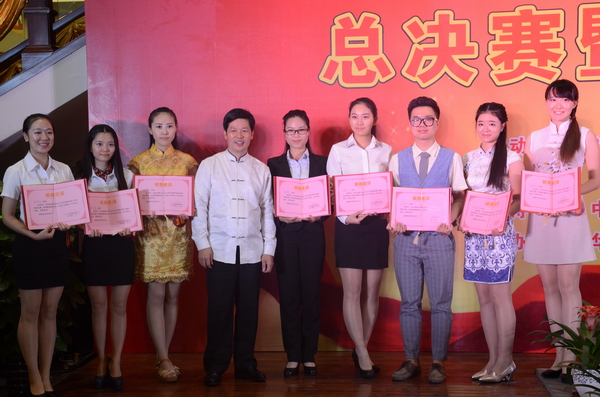 “東成杯”大學(xué)生家具導(dǎo)購(gòu)大賽總決賽上,張錫復(fù)董事長(zhǎng)(左四)向獲得金、銀、銅獎(jiǎng)的8名學(xué)生發(fā)出發(fā)出就業(yè)邀請(qǐng)函 “東成杯”大學(xué)生家具導(dǎo)購(gòu)大賽總決賽上,張錫復(fù)董事長(zhǎng)(左四)向獲得金、銀、銅獎(jiǎng)的8名學(xué)生發(fā)出發(fā)出就業(yè)邀請(qǐng)函