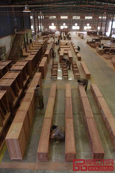 創(chuàng)造一個順暢、人際工作關(guān)系和諧、部門間無縫合作的內(nèi)部環(huán)境,是紅木家具企業(yè)留住人才的法寶(國壽紅木供圖) 創(chuàng)造一個順暢、人際工作關(guān)系和諧、部門間無縫合作的內(nèi)部環(huán)境,是紅木家具企業(yè)留住人才的法寶(國壽紅木供圖)