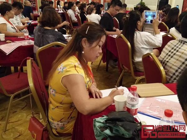 會議現(xiàn)場學員認真做筆記 會議現(xiàn)場學員認真做筆記