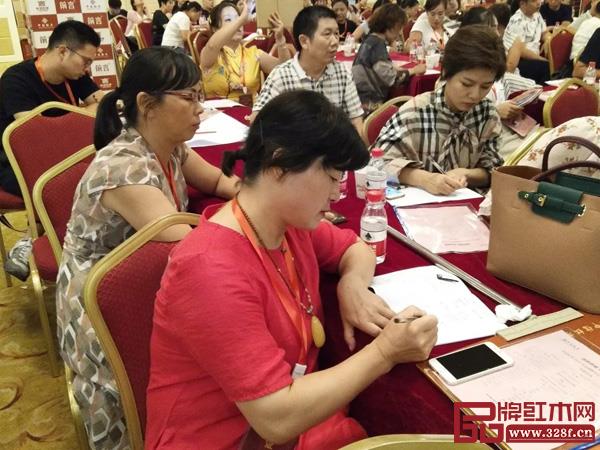 會議現(xiàn)場學員認真做筆記 會議現(xiàn)場學員認真做筆記