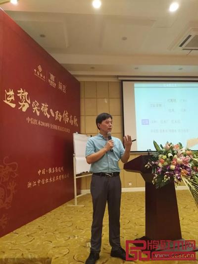 南京林業(yè)大學教授徐魁梧為學員講述紅木家具木材知識 南京林業(yè)大學教授徐魁梧為學員講述紅木家具木材知識