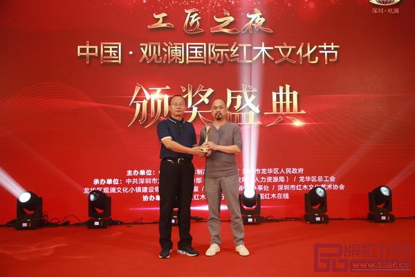 國方家居憑借高端大氣的展位設(shè)計斬獲2018深圳紅木展“最佳展位獎”,全聯(lián)藝術(shù)紅木家具專業(yè)委員會專家顧問、故宮博物院研究員周京南(左)為國方家居技術(shù)總監(jiān)陳正民(右)頒獎 國方家居憑借高端大氣的展位設(shè)計斬獲2018深圳紅木展“最佳展位獎”,全聯(lián)藝術(shù)紅木家具專業(yè)委員會專家顧問、故宮博物院研究員周京南(左)為國方家居技術(shù)總監(jiān)陳正民(右)頒獎