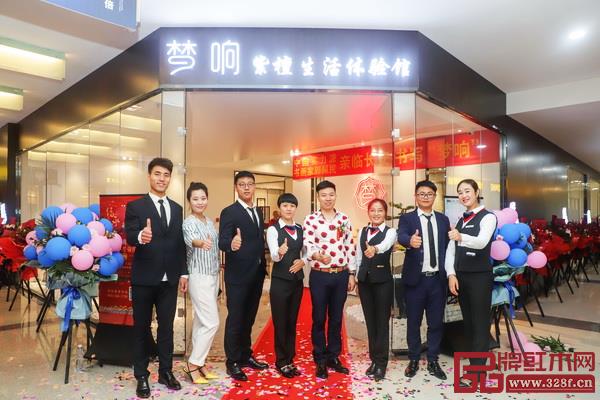 夢(mèng)響紅木總經(jīng)理王春良(左五)與營銷團(tuán)隊(duì)合影 夢(mèng)響紅木總經(jīng)理王春良(左五)與營銷團(tuán)隊(duì)合影