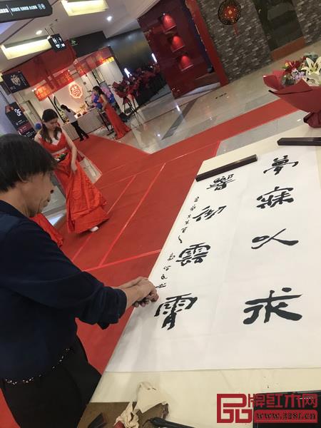 中國實(shí)力派書畫家郭佩民現(xiàn)場(chǎng)為嘉賓賜字 中國實(shí)力派書畫家郭佩民現(xiàn)場(chǎng)為嘉賓賜字