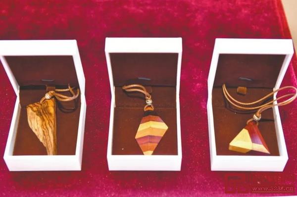 以紅木邊角料為材料制作的紅木吊墜 以紅木邊角料為材料制作的紅木吊墜