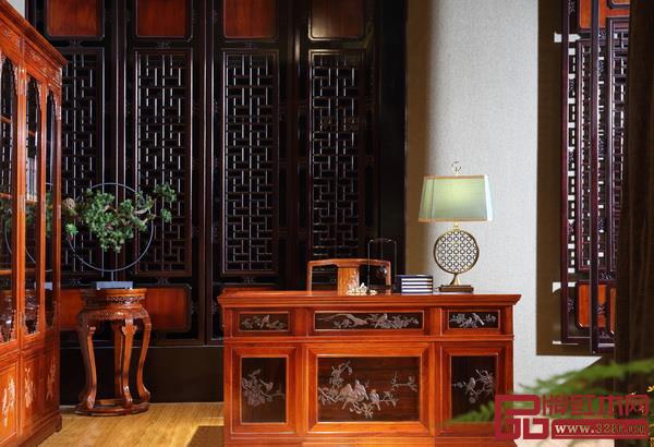 《檀韻大班臺(tái)》戴為紅木供圖 《檀韻大班臺(tái)》戴為紅木供圖