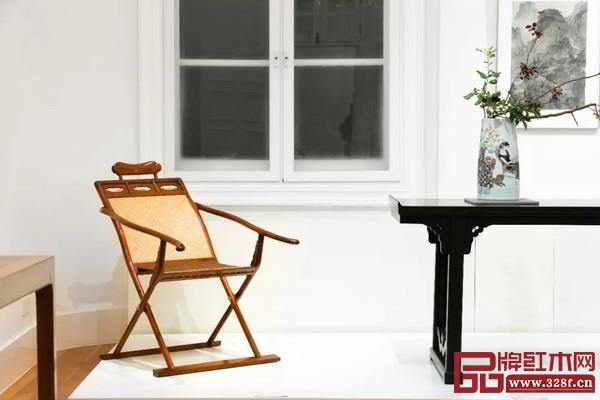 區(qū)氏臻品董事長區(qū)勝春設(shè)計制作的黃花梨躺椅 區(qū)氏臻品董事長區(qū)勝春設(shè)計制作的黃花梨躺椅