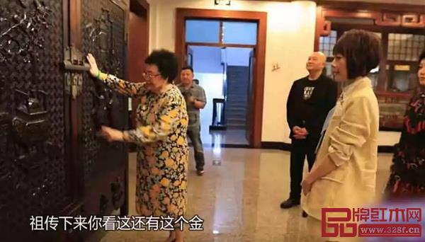 陳麗華展示自家祖?zhèn)鞯囊唤M紫檀大衣柜 陳麗華展示自家祖?zhèn)鞯囊唤M紫檀大衣柜