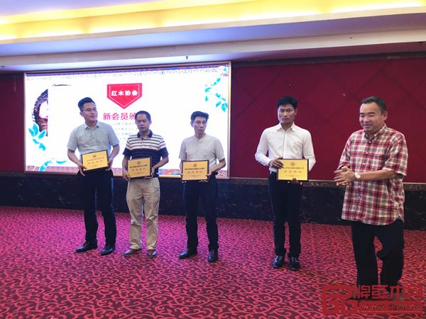 南海區(qū)紅木行業(yè)協(xié)會新會員頒牌儀式現(xiàn)場 南海區(qū)紅木行業(yè)協(xié)會新會員頒牌儀式現(xiàn)場