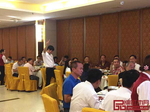 國家一級美術(shù)史李云恒大師的作品慈善拍賣會現(xiàn)場氣氛高漲 國家一級美術(shù)史李云恒大師的作品慈善拍賣會現(xiàn)場氣氛高漲