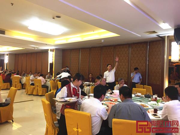 國家一級美術(shù)史李云恒大師的作品慈善拍賣會現(xiàn)場氣氛高漲 國家一級美術(shù)史李云恒大師的作品慈善拍賣會現(xiàn)場氣氛高漲