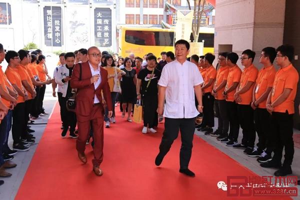 卓木王總裁杜長江帶領來賓參觀卓木王中式生活大家居體驗館 卓木王總裁杜長江帶領來賓參觀卓木王中式生活大家居體驗館