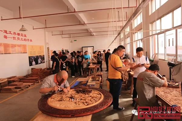 卓木王總裁杜長江帶領來賓參觀企業(yè)生產工藝 卓木王總裁杜長江帶領來賓參觀企業(yè)生產工藝