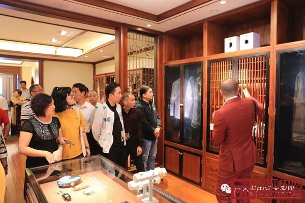 卓木王總裁杜長江為來賓詳細講解產品 卓木王總裁杜長江為來賓詳細講解產品