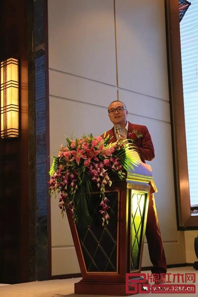 卓木王總裁杜長江向嘉賓們詳細介紹卓木王中式精致生活大家居 卓木王總裁杜長江向嘉賓們詳細介紹卓木王中式精致生活大家居