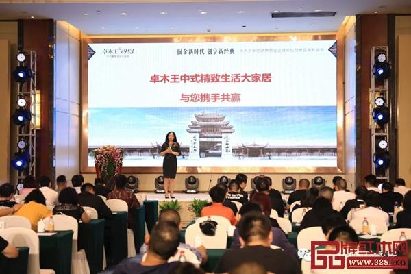 北京國富縱橫副總裁宋薇為卓木王中式大家居作品牌推介 北京國富縱橫副總裁宋薇為卓木王中式大家居作品牌推介