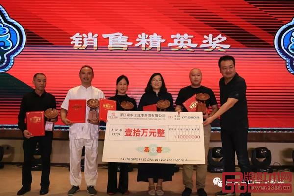 卓木王對表現突出的加盟商進行頒獎 卓木王對表現突出的加盟商進行頒獎