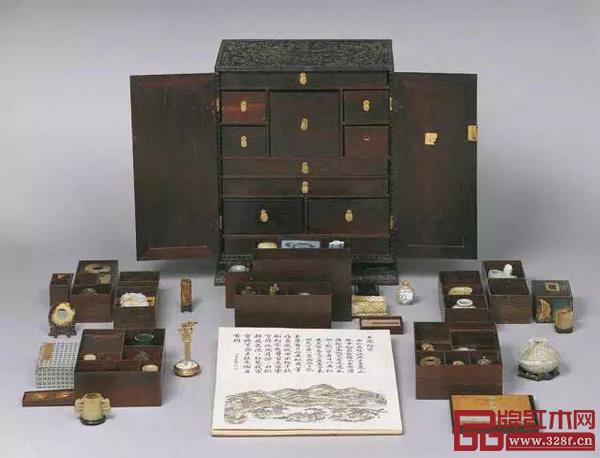 乾隆下江南時也隨身攜帶的紫檀龍紋多寶格,長30.5cm、寬30.3cm、高16.5cm,里面有大小不一的抽屜11個,藏有文物56件 乾隆下江南時也隨身攜帶的紫檀龍紋多寶格,長30.5cm、寬30.3cm、高16.5cm,里面有大小不一的抽屜11個,藏有文物56件