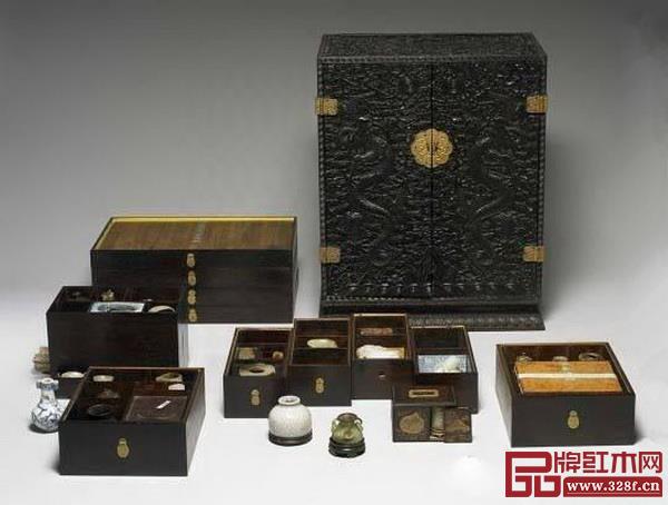 乾隆下江南時也隨身攜帶的紫檀龍紋多寶格,長30.5cm、寬30.3cm、高16.5cm,里面有大小不一的抽屜11個,藏有文物56件 乾隆下江南時也隨身攜帶的紫檀龍紋多寶格,長30.5cm、寬30.3cm、高16.5cm,里面有大小不一的抽屜11個,藏有文物56件