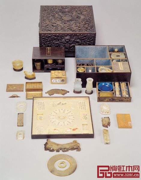 紅木多寶格工藝復(fù)雜精湛,非??简炇止? alt=