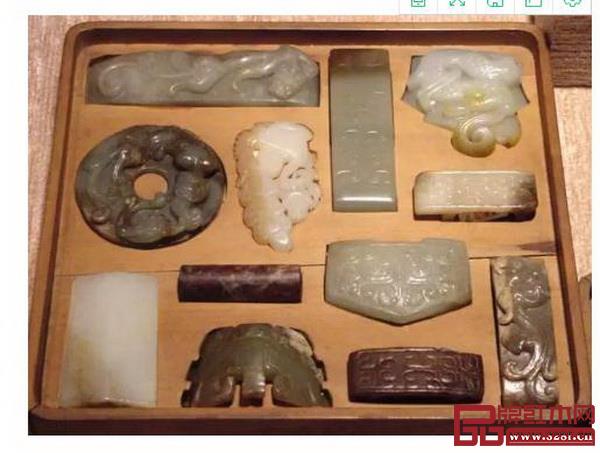 托盤底部多有按照玉器輪廓挖出的凹槽 托盤底部多有按照玉器輪廓挖出的凹槽