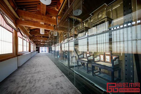 故宮明清家具館首創(chuàng)“倉儲式”陳列,匯集2000多件明清家具 故宮明清家具館首創(chuàng)“倉儲式”陳列,匯集2000多件明清家具