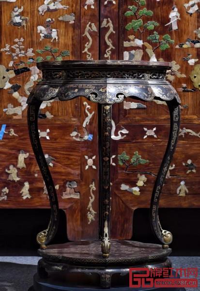 黑漆描金山水圖菱花式幾 黑漆描金山水圖菱花式幾