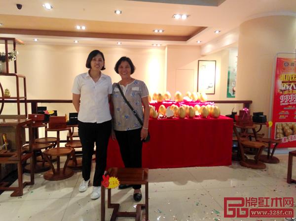 水雨軒客戶砸金蛋抽中四方凳 水雨軒客戶砸金蛋抽中四方凳