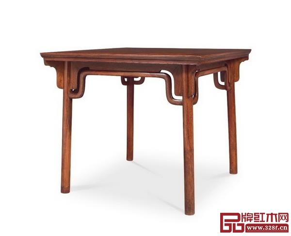 《明末 黃花梨一腿三牙高羅鍋棖八仙桌》拍得413萬港元
