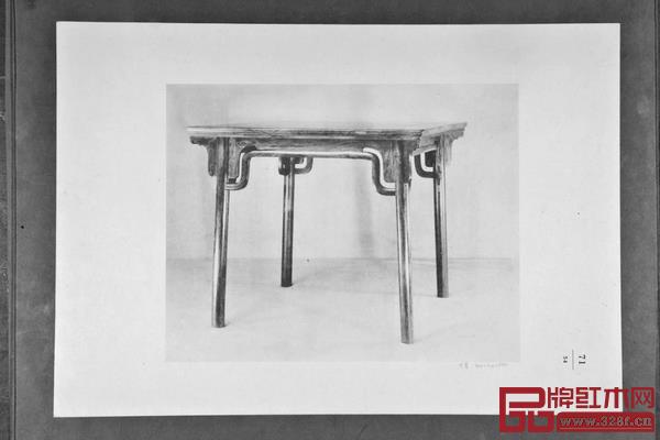 《明末 黃花梨一腿三牙高羅鍋棖八仙桌》出版于1944年艾克先生《中國花梨家具圖考》圖版54號