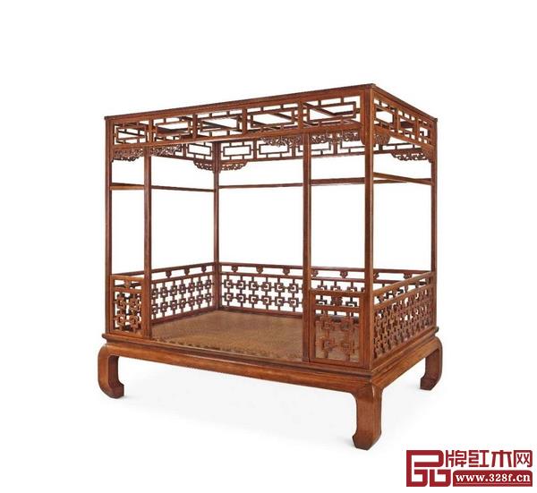 《清早期 黃花梨拐子龍紋六柱架子床》拍得212.4萬港元，為此次嘉德香港2018秋拍的一大亮點(diǎn)