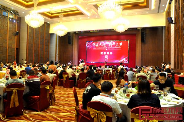 中山市三鄉(xiāng)古典家具行業(yè)協(xié)會在中山溫泉國際會議中心舉行第三屆會員大會選舉暨就職典禮 中山市三鄉(xiāng)古典家具行業(yè)協(xié)會在中山溫泉國際會議中心舉行第三屆會員大會選舉暨就職典禮