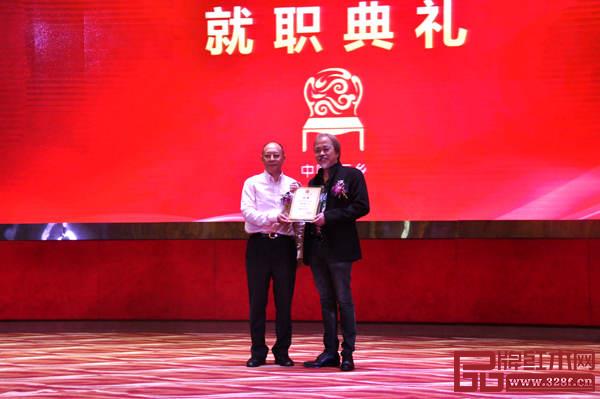 中國家具協(xié)會專家委員會陳寶光副主任(左)為三鄉(xiāng)古典家具行業(yè)協(xié)會創(chuàng)會會長陳偉新(右)進行頒牌儀式 中國家具協(xié)會專家委員會陳寶光副主任(左)為三鄉(xiāng)古典家具行業(yè)協(xié)會創(chuàng)會會長陳偉新(右)進行頒牌儀式