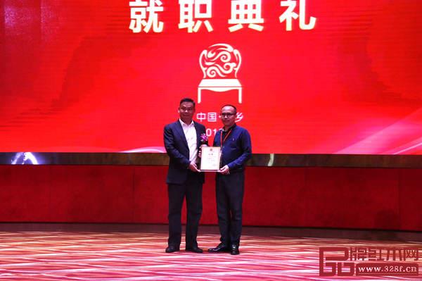 三鄉(xiāng)鎮(zhèn)黨委委員副鎮(zhèn)長鄭綿源(左)為三鄉(xiāng)古典家具行業(yè)協(xié)會會長張燦成(右)進行頒牌儀式 三鄉(xiāng)鎮(zhèn)黨委委員副鎮(zhèn)長鄭綿源(左)為三鄉(xiāng)古典家具行業(yè)協(xié)會會長張燦成(右)進行頒牌儀式