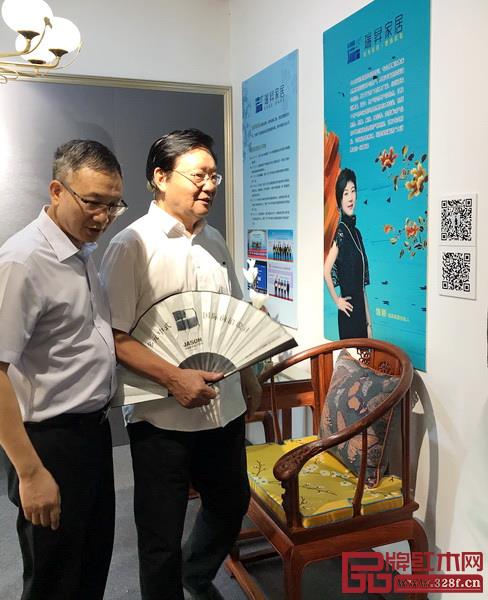 全國工商聯(lián)原副主席程路(右)、中山市大涌鎮(zhèn)黨委書記郭叢樞(左)瀏覽瑞昇家居的榮譽(yù)墻 全國工商聯(lián)原副主席程路(右)、中山市大涌鎮(zhèn)黨委書記郭叢樞(左)瀏覽瑞昇家居的榮譽(yù)墻