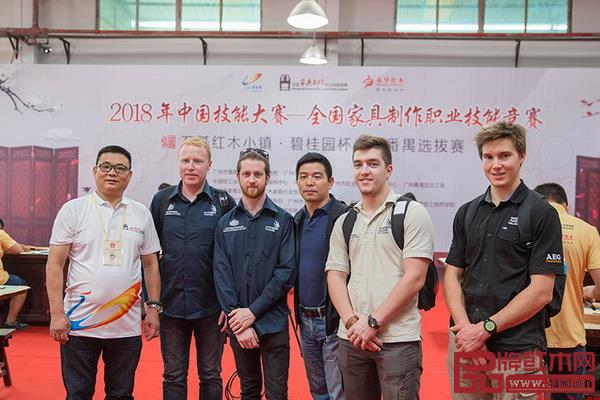 第45屆世界技能大賽精細木工項目中外專家組成員在競賽現(xiàn)場 第45屆世界技能大賽精細木工項目中外專家組成員在競賽現(xiàn)場