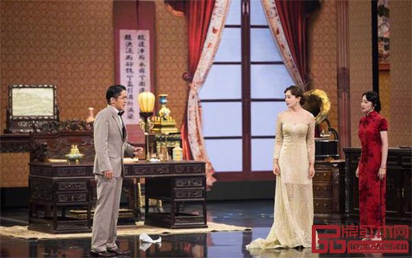 《演員的誕生》中出現(xiàn)紅木家具 《演員的誕生》中出現(xiàn)紅木家具