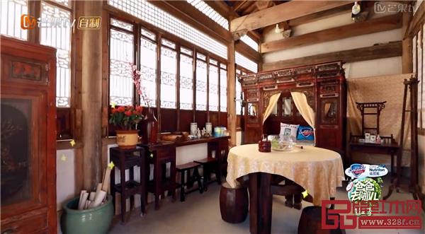 《爸爸去哪兒》嘉賓入住布滿紅木家具的房間 《爸爸去哪兒》嘉賓入住布滿紅木家具的房間