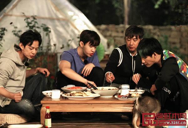 《向往的生活》中嘉賓使用中國風(fēng)的案幾吃飯 《向往的生活》中嘉賓使用中國風(fēng)的案幾吃飯