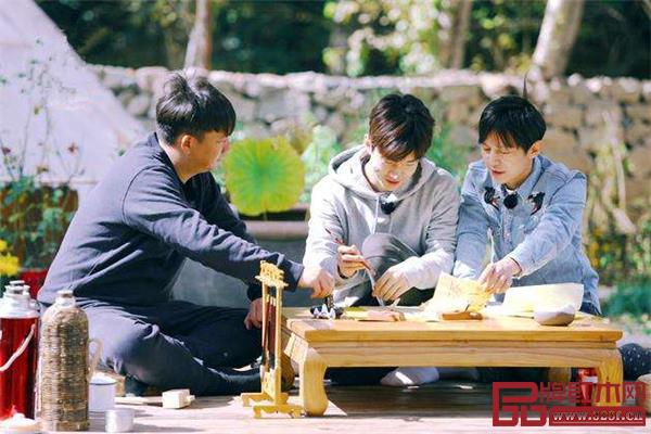 《向往的生活》中嘉賓使用中國風(fēng)的案幾吃飯 《向往的生活》中嘉賓使用中國風(fēng)的案幾吃飯