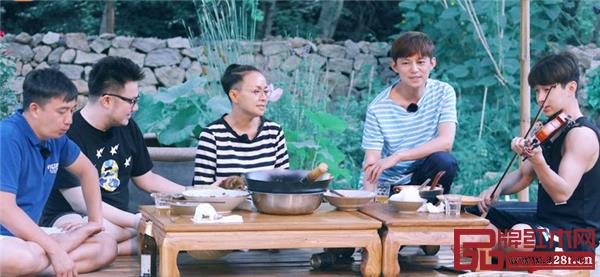 《向往的生活》中嘉賓使用中國風(fēng)的案幾吃飯 《向往的生活》中嘉賓使用中國風(fēng)的案幾吃飯