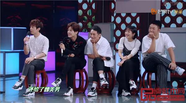 《快樂大本營》嘉賓落座紅木圓凳 《快樂大本營》嘉賓落座紅木圓凳