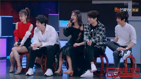 《快樂大本營》嘉賓落座紅木圓凳 《快樂大本營》嘉賓落座紅木圓凳