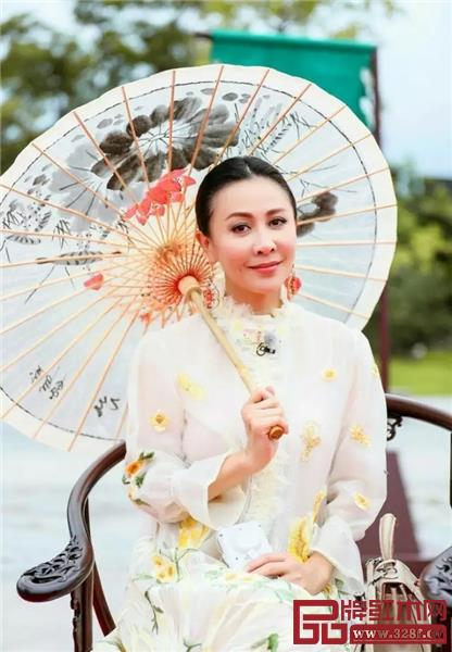 《我們來了》嘉賓落座紅木圈椅 《我們來了》嘉賓落座紅木圈椅