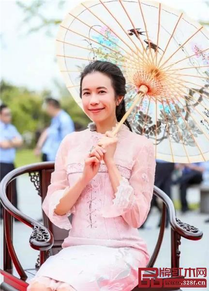 《我們來了》嘉賓落座紅木圈椅 《我們來了》嘉賓落座紅木圈椅