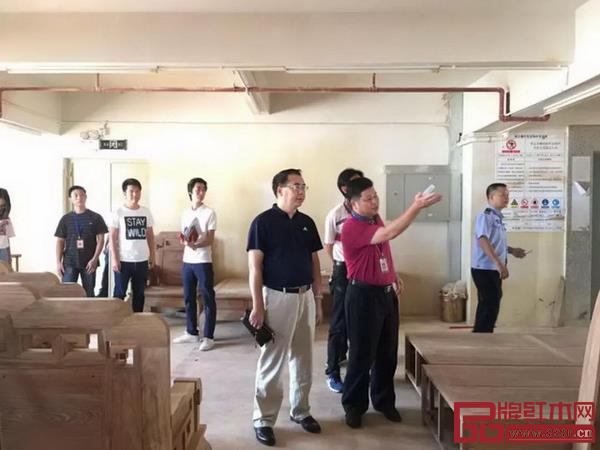 沙溪鎮(zhèn)聯(lián)合工作組節(jié)假日上門為紅木家具企業(yè)復(fù)產(chǎn)進(jìn)行聯(lián)檢驗(yàn)收 沙溪鎮(zhèn)聯(lián)合工作組節(jié)假日上門為紅木家具企業(yè)復(fù)產(chǎn)進(jìn)行聯(lián)檢驗(yàn)收