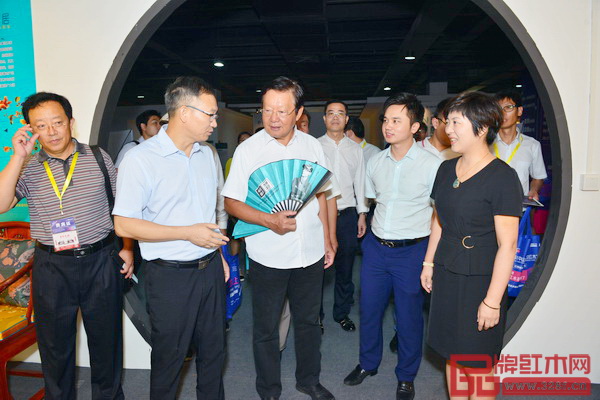 一眾領(lǐng)導(dǎo)嘉賓參觀瑞昇家居在“新意思”新中式紅木家具設(shè)計(jì)展的展位 一眾領(lǐng)導(dǎo)嘉賓參觀瑞昇家居在“新意思”新中式紅木家具設(shè)計(jì)展的展位