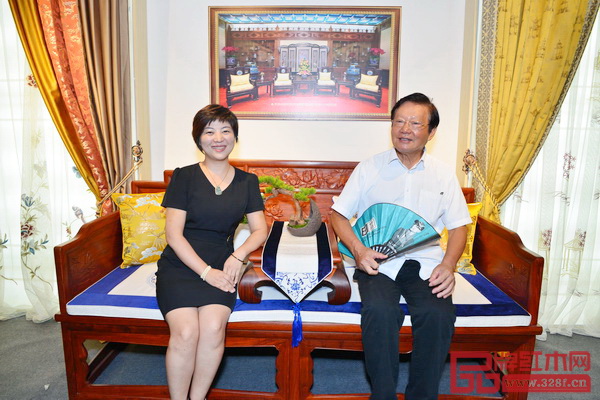 全國工商聯(lián)原副主席程路(右)與瑞昇家居總經(jīng)理饒穎(左)在“新意思”新中式紅木家具設(shè)計(jì)展的展位 全國工商聯(lián)原副主席程路(右)與瑞昇家居總經(jīng)理饒穎(左)在“新意思”新中式紅木家具設(shè)計(jì)展的展位