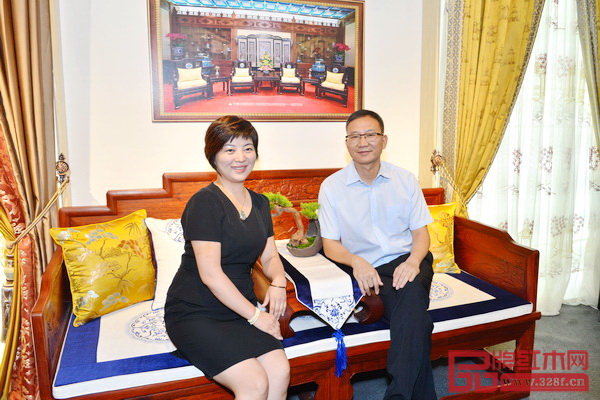 中山市大涌鎮(zhèn)黨委書記郭叢樞(右)與瑞昇家居總經(jīng)理饒穎(左)在“新意思”新中式紅木家具設(shè)計(jì)展的展位 中山市大涌鎮(zhèn)黨委書記郭叢樞(右)與瑞昇家居總經(jīng)理饒穎(左)在“新意思”新中式紅木家具設(shè)計(jì)展的展位