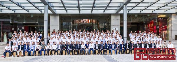 廣東省江西上饒商會紅木家居專業(yè)委員會第一次會員代表大會全體會員合影 廣東省江西上饒商會紅木家居專業(yè)委員會第一次會員代表大會全體會員合影